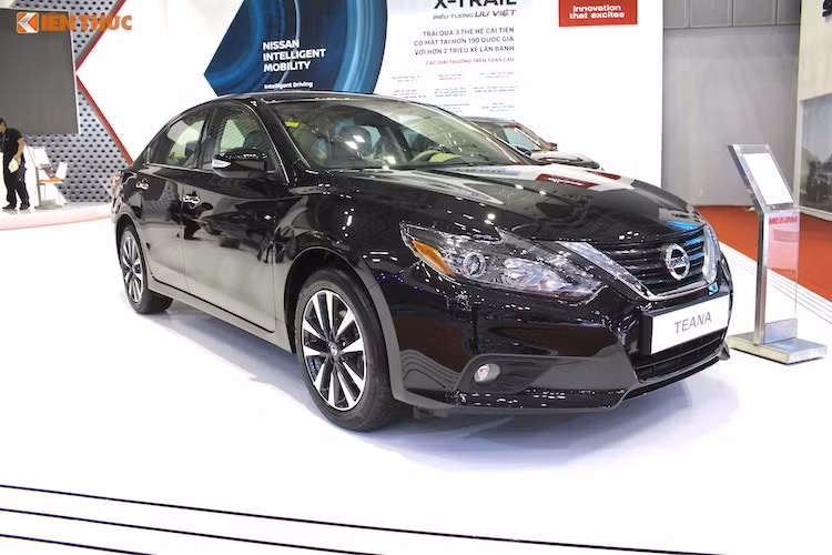 Tại triển lãm VIMS 2016, phiên bản Nissan Teana 2017 mới nhất đã được Nissan Việt Nam chính thức ra mắt thị trường Việt. Chiếc xe sẽ cạnh tranh trong phân khúc sedan cỡ trung hạng D đang rất sôi động tại Việt Nam với Toyota Camry, Honda Accord, Mazda 6 và mới đây nhất là Renault Talisman.