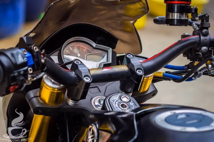 Với cùm phanh từ Honda CBR600RR kèm bình dầu AEM Titanium, cùm côn Garris, gù nâng ghi-đông Rizoma và tay lái cao của SEP, tư thế ngồi của FZ150i đã trở nên thoải mái hơn đã trở nên thoải mái hơn trên những hành trình dài.