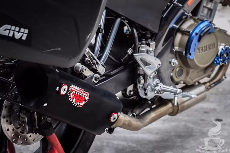 Không chỉ có "dàn ngoài" được nâng cấp, động cơ của xe cũng dudowwjc cải tiến nhẹ để trở nên tin cậy hơn trên đường dài với mô-bin sườn từ Yamaha R3, dây tăng áp Nology Hotwire, lọc gió K&amp;N, bugi Denso Iridium, ECU độ của Tuneboss và cây pô full system R9 Misano.