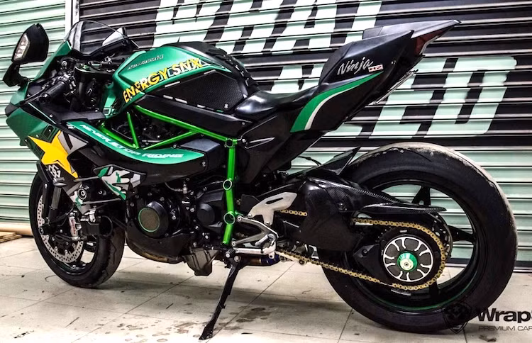 Chiếc siêu môtô hàng khủng Kawasaki H2 của một tay chơi Sài Gòn đã có kiểu dáng càng thể thao hơn khi được dán decal đẹp mắt và trang bị một số phụ kiện nhỏ.