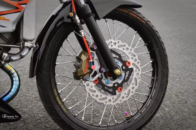 Ở dạng nguyên bản, Sonic 125 có cả 2 phiên bản bánh căm và mâm đúc, tuy nhiên chiếc xe này đã được chủ nhân lựa chọn bánh căm với cặp niềng nhôm Excel màu đen trùng với thân xe. Hệ thống phanh trước của xe được nâng cấp với heo Brembo Billet và đĩa Braketech.