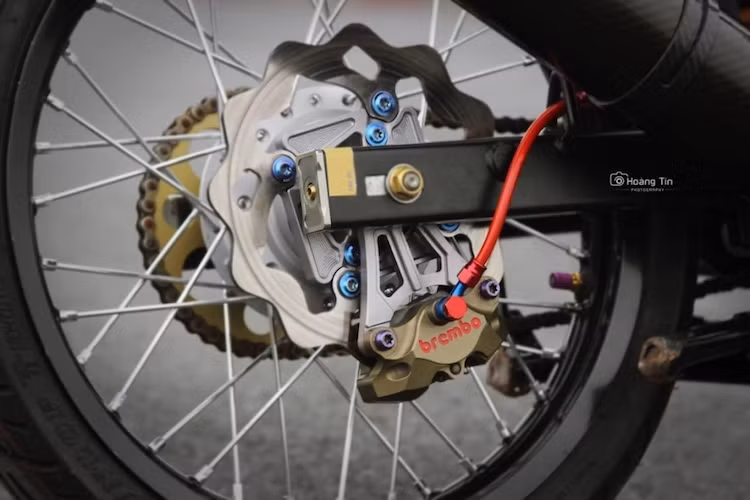 Tương tự như phía trước, bánh sau của xe được trang bị heo Brembo Billet. Tuy nhiên thay vì đĩa Braketech, chiếc xe có phanh đĩa sau của Galfer. Bên cạnh đó, hệ thống giảm xóc sau cũng đã được nâng cấp lên loại Ohlins "hàng hiệu".