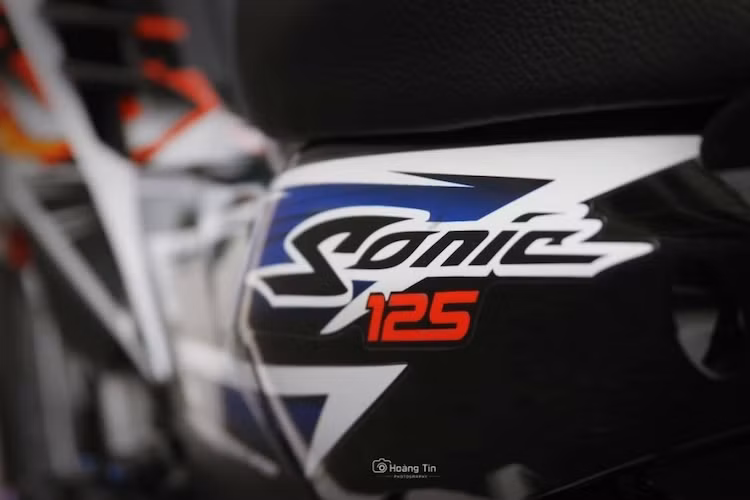 Luôn là một dòng "xe chơi" có tiếng trong cộng đồng yêu xe Việt, nhưng Sonic 125 đã phần nào bị "lu mờ" khi phiên bản Sonic 150R thế hệ mới xuất hiện. Tuy nhiên, một biker tại miền Nam vẫn tiếp tục "trung thành" với mẫu xe này và độ lại nó theo phong cách kiểng để khiến chiếc xe có thể "so găng" với "đàn em".