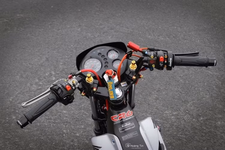 Ở khu vực tay lái, toàn bộ dàn đầu cũng như bảng đồng hồ nguyên bản của Sonic 125 vẫn được giữ nguyên. Tuy nhiên ở hai bên tay lái clip-on, chủ xe đã trang bị cho Sonic hàng loạt các món đồ chơi "hàng hiệu" khác nhau.