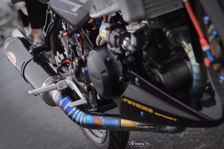 Những phụ tùng nâng cấp được lấy từ Honda Winner 150/Honda Sonic 150R, khiến Sonic 125 nay đã có công suất tương đương với 2 dòng xe này. Khí thải động cơ được dẫn qua cổ pô titan ánh xanh của Firetorch và cây pô DBS với âm thanh uy lực.