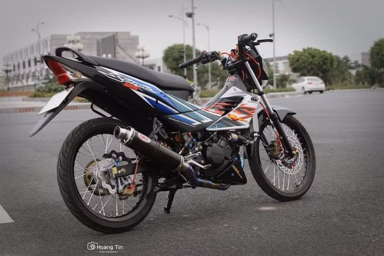 Dù đã phải "nhường ngôi" cho "hậu bối" Sonic 150R nhưng chiếc xe hyper underbone Honda Sonic 125 vẫn chứng minh được sức hấp dẫn của mình khi được biker Việt trang bị loạt đồ chơi "hàng hiệu".