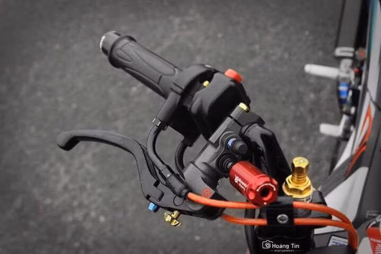 Bên tay ga của chiếc xe côn tay cỡ nhỏ này còn "khủng" hơn khi được trang bị cùm phanh Brembo Billet, bình dầu Bonamici siêu gọn, cùm tăng tốc Domino và cặp gù tay lái Barracuda.