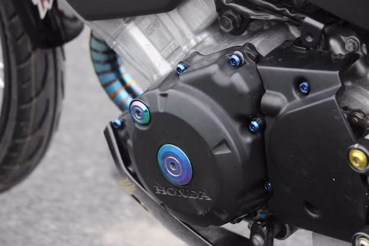 Ở dạng nguyên bản, Sonic 125 vốn được trang bị khối động cơ 125 cc xú páp đơn SOHC làm mát bằng không khí, với công suất tối đa 13,5 PS và mô-men xoắn cực đại 10,4 Nm. Tuy nhiên trên chiếc xe này, chủ nhân của nó đã nâng cấp động cơ lên hệ thống xú páp kép DOHC cùng dung tích 150 cc.