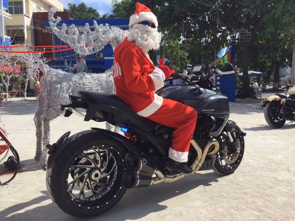 Nổi bật nhất trong số các "option" là cặp mâm 10 cánh xoắn với 2 tông màu đen-bạc cực đẹp mắt, tương tự những mẫu mâm độ CNC từ Mỹ. Bên cạnh đó, chiếc xe còn có bộ pô full system Termignoni dành riêng cho chiếc Diavel của Ducati. Toàn bộ vỏ xe cũng đã được chủ nhân thay bằng vỏ carbon bóng cực "ngầu".