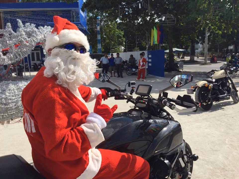 Từng gắn liền với nhiều chuyến đi và các hoạt động thiện nguyện cùng những người bạn chơi xe khác, chiếc Diavel Carbon đã được biker với biệt danh "cơm gà" này trang bị cho thiết bị dẫn đường GPS trên ghi-đông, cùng với các đèn LED nháy báo hiệu ở cả phía trước và sau để tăng độ an toàn trên đường trường.