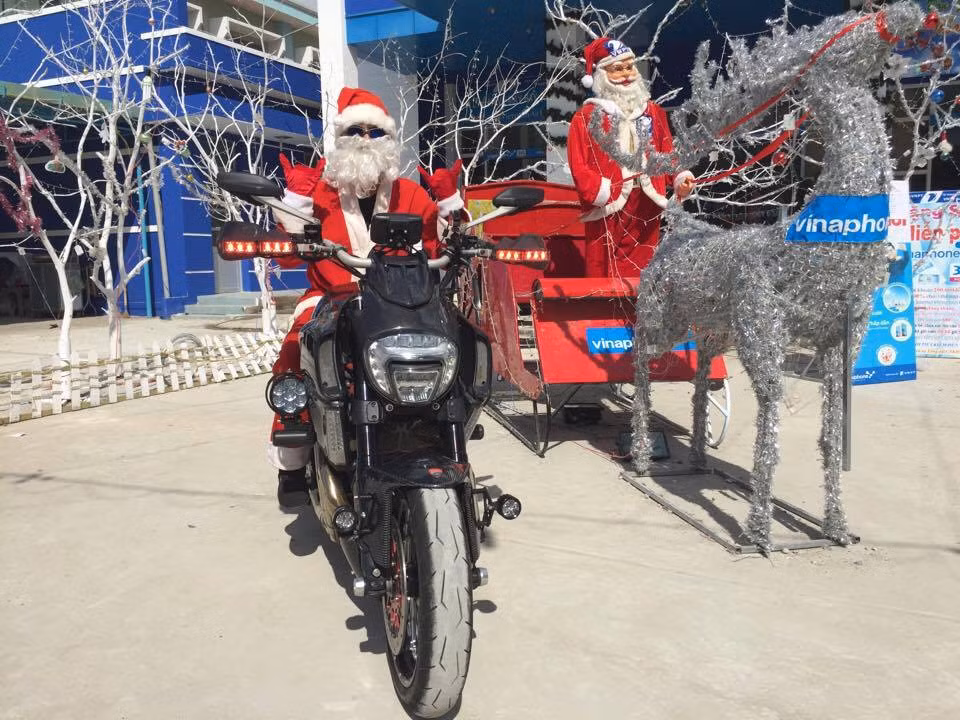 Sức mạnh của xe vẫn được cung cấp bởi khối động cơ động cơ V-Twin 4 valve 1198,4 cc Testastretta 11° tương tự chiếc superbike 1198. So với 1199, góc mở xú-páp của động cơ xe là 11 độ thay vì 41 độ, đó là lý do vì sao nó có tên gọi. Testastretta 11°. Công suất tối đa của xe đạt 162 mã lực - cao nhất trong các dòng cruiser hiện nay.