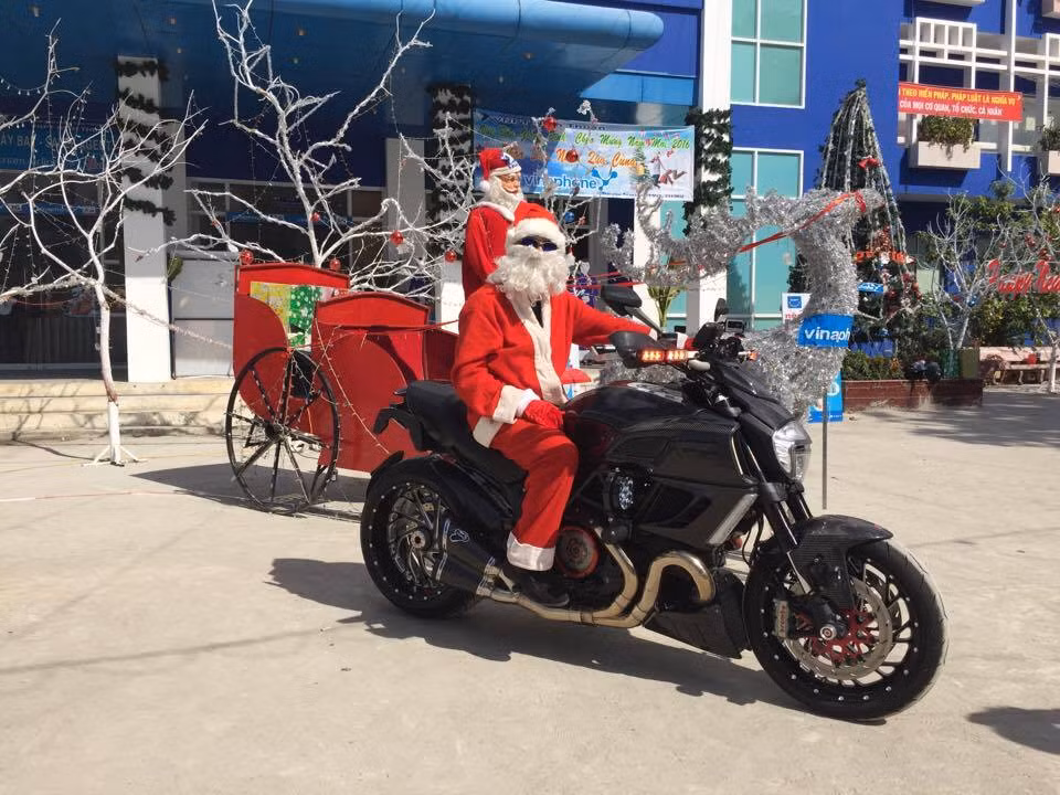 Cùng với một vài người bạn cùng chơi xe môtô phân khối lớn, biker này đã tổ chức mua và tặng quà cho những học sinh nghèo tại Phan Rang và TP HCM. "Bạn đồng hành" của anh là một chiếc Ducati Diavel Carbon độ hàng loạt "option" độc đáo và được đánh giá là độc nhất Việt Nam.