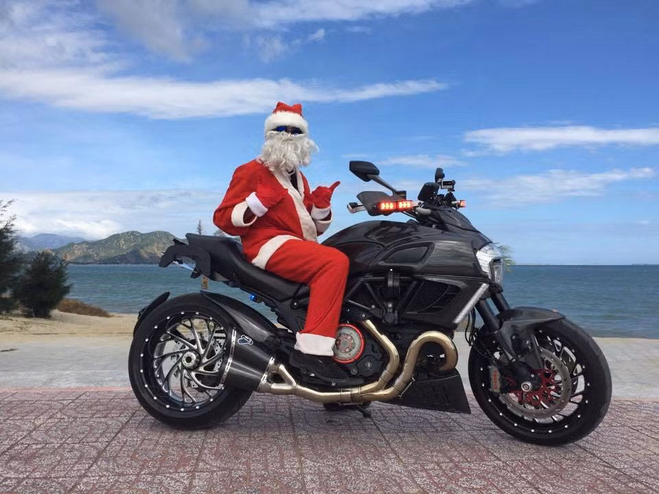 Kể từ nay tới Giáng Sinh, biker bí ẩn này sẽ cùng với một số người bạn thân thiết "rong ruổi" trên từng cung đường để đến với các trẻ em có hoàn cảnh khó khăn. Hiện tại, anh cũng đang "nuôi hy vọng" tổ chức một buổi thiện nguyện Noel lớn hơn, thu hút nhiều người chơi xe môtô tại miền Nam tham dự.