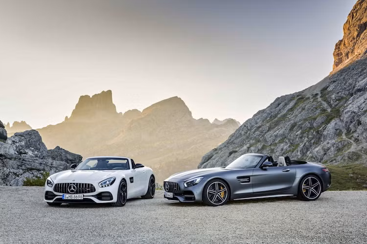 Dựa trên phiên bản AMG GT Coupe bình thường, Mercedes AMG GT Roadster không chỉ đơn thuần "cắt bỏ" mui cứng mà còn có một số thay đổi nhỏ về thiết kế. So với AMG GT, chiếc xe có cản trước kiểu dáng mới cùng lưới tản nhiệt nan dọc tương tự như phiên bản thể thao AMG GT R.