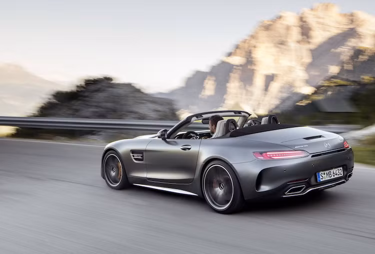 Tại thị trường Anh, khách hàng đã có thể đặt Mercedes AMG GT Roadster ngay từ bây giờ để có thể được nhận xe vào mùa xuân năm 2017. Giá bán cho phiên bản thường sẽ bắt đầu từ 110.145 Bảng Anh (tương đương 3,17 tỷ), trong khi phiên bản GT C Roadster thể thao có giá 139.445 Bảng (tương đương 4,02 tỷ đồng).