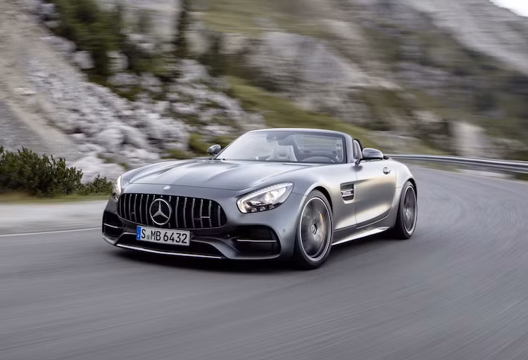 Phiên bản AMG GT Roadster có khả năng tăng tốc từ 0-100 km/h chỉ trong 4 giây và tốc độ tối đa đạt 301 km/h. Trong khi đó, phiên bản AMG GT C thể thao chỉ mất 3,7 giây để đạt 100 km/h cùng tốc độ tối đa lên tới 316 km/h (đã giới hạn điện tử).