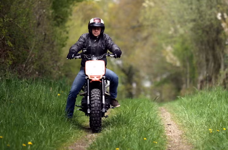 Đối với dân độ xe, Triumph Bonneville T100 đã trở thành một nền tảng quá quen thuộc với rất nhiều các bản độ khác nhau theo phong cách cafe racer, tracker, scrambler... Tuy nhiên, rất ít người đã từng độ Bonneville theo phong cách những chiếc xe địa hình "cào cào" enduro.