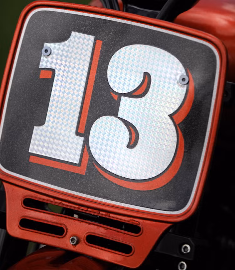 Với yêu cầu của khách hàng cực kỳ đơn giản, Triumph Saint-Lô đã có thể tự do sáng tạo trên nền tảng của Bonneville T100. Đúng như yêu cầu của Emmanuel, một bảng số 13 đã thay thế cho toàn bộ đèn pha nguyên bản của Triumph. Tấm bảng này nằm giữa cặp phuộc USD với hành trình lớn của Kawasaki Versys 650, khiến Bonneville có thể dễ dàng vượt qua những địa hình khó.