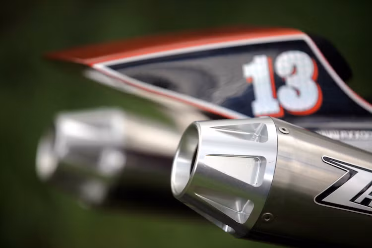 Khối động cơ nguyên bản của Bonneville T100 có hệ thống xả mới, với cổ pô được đặt vắt cao cùng cặp pô "quả chùy" của Zard nằm đối xứng hai bên thân xe. Toàn bộ dàn để chân đã được thay từ mẫu xe địa hình đường trường adventure để người lái có thể đứng lên dễ dàng hơn. Đối nghịch với màu sơn lóng lánh của xe, các chi tiết nhỏ đều đã được sơn đen cực "ngầu".