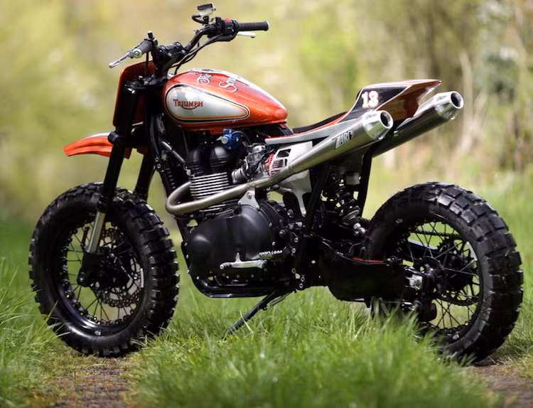 Nằm giữa cặp pô Zard là phần đuôi xe phong cách xe đua flat tracker, trong khi toàn bộ gắp sau đã được thay từ Kawasaki Versys kèm theo phuộc monoshock hành trình lớn của YSS. "Dàn chân" của xe được thay bằng cặp bánh căm Kineo "hàng hiệu", đi kèm lốp gai bản lớn 180 mm ở bánh trước và 130 mm ở bánh sau.