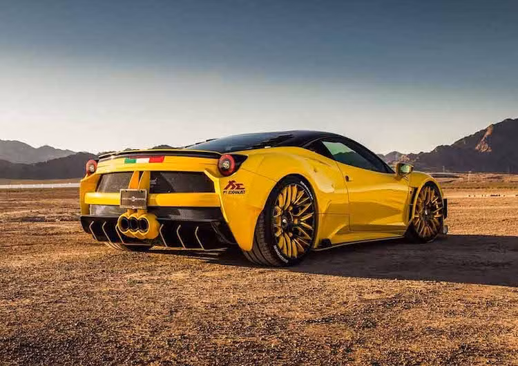 Dọc theo thân xe là một cánh khí động học bằng sợi carbon khác, với kiểu dáng đơn giản nhưng hiệu quả. Cản sau của 458 Italia cũng được thay thế bằng thiết kế riêng của hãng độ Prior Design, kèm theo cánh đuôi sợi carbon dạng nẹp.