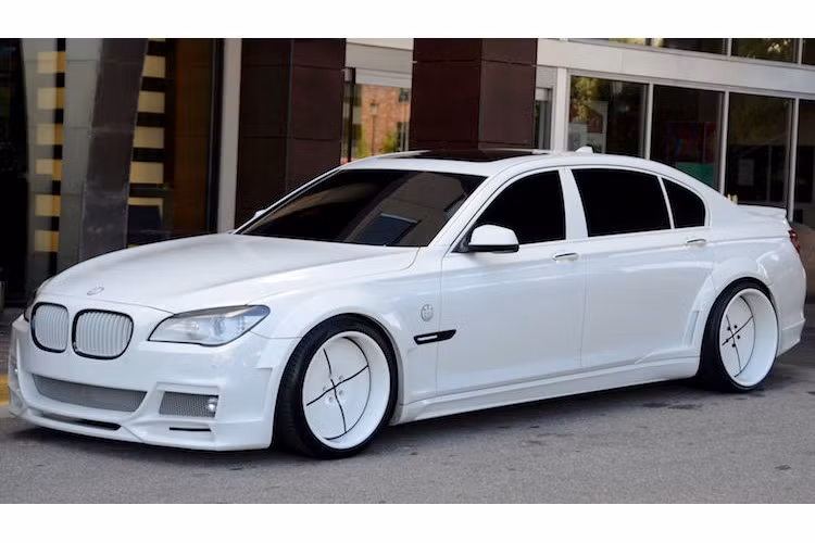 Dường như bị "ám ảnh" bởi màu trắng, chiếc xe đã được chủ nhân độ lại gần như toàn bộ ngoại thất trong tông màu này, ngoại trừ một số đường nẹp ở hai bên vè trước hay viền lưới tản nhiệt. Ngay cả logo BMW và chóa đèn pha trên xe cũng có màu trắng, trong khi bộ mâm đúc "hàng thửa" của xe có lòng đặc, cũng sơn trắng và kẻ các đường màu đen thành hình logo BMW.