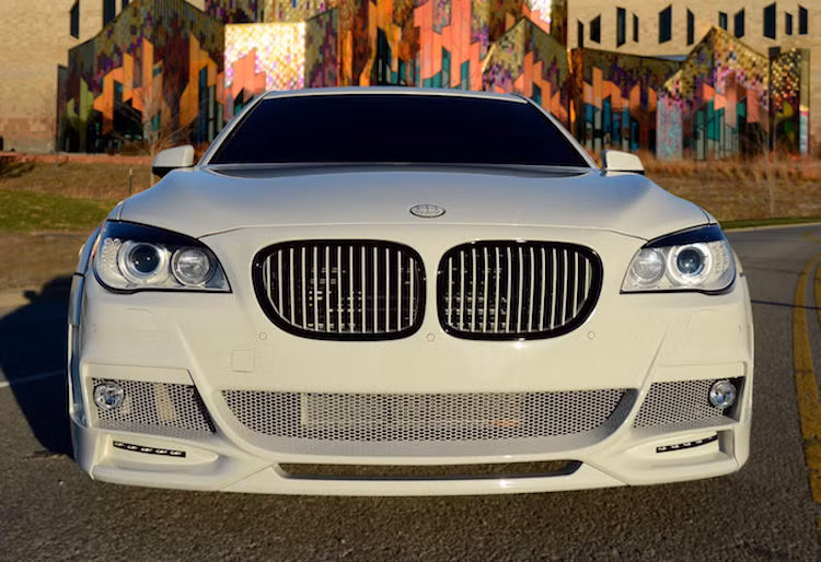 Ngoài ngoại thất đặc biệt, chiếc xe vẫn giữ nguyên hệ động lực nguyên bản của 750Li với động cơ V8 4.4l tăng áp kép có công suất tối đa 473 mã lực, kết hợp cùng hệ dẫn động cầu sau và hộp số tự động 6 cấp.