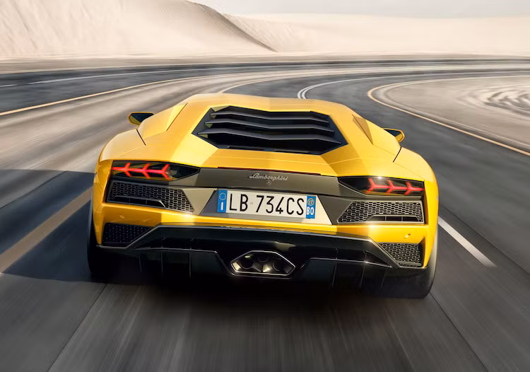 Phiên bản Aventador S có cánh đuôi mới với khả năng gấp gọn và điều chỉnh 3 cấp độ, tăng lực nén không khí lên 50%. Cản sau của xe cũng có thiết kế hoàn toàn mới với điểm nhấn là pô "3 nòng" nằm chính giữa. Với những cải tiến thân xe, Aventador S có lực nén không khí trước mũi xe lớn hơn 130% và giảm lực cản xuống 400% so với người tiền nhiệm.