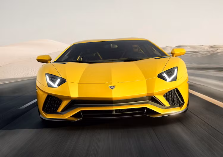 Dù được Lamborghini gọi là "thế hệ Aventador mới" nhưng trên thực tế, Aventador S chỉ là một bản nâng cấp lớn của chiếc Aventador gốc. Từ cái nhìn đầu tiên, ngay cả những người không biết về xe cũng nhận ra thiết kế của Aventador S đã được Lamborghini thay đổi khá nhiều, bắt đầu với cản trước hoàn toàn mới khá giống với phiên bản thể thao Aventador SV.