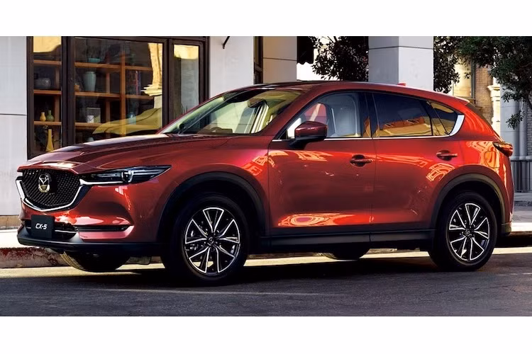 So với thế hệ trước, phần đầu của CX-5 thế hệ mới đã rộng hơn 10 mm, trong khi cột A của xe đã được đẩy lùi xuống 35 mm. Ở hai bên thân xe, CX-5 mới đã có các mảng thân "uyển chuyển" hơn do lược bỏ bớt nhiều đường nét thiết kế. Đồng thời, khu vực cửa kính sau của xe trông cũng gọn gàng hơn do không còn một cột đỡ kính nhỏ bên cạnh cột C.