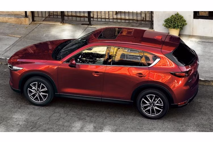 Mối liên hệ giữa CX-5 và CX-9 tiếp tục được thể hiện ở phía sau chiếc xe, với các đèn hậu LED thanh mảnh kéo dài. Tuy nhiên khác với CX-9, CX-5 không có dải chrome chạy nối liền giữa hai đèn hậu.