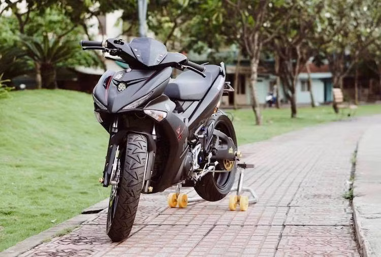 Tại Việt Nam hiện nay, Yamaha Exciter 150 đang là mẫu xe côn tay underbone thể thao nhất của Yamaha, trong khi mẫu xe tay ga thể thao nhất thuộc về chiếc NVX mới ra mắt. Mới đây nhất, một biker tại Sài Gòn đã tìm cách "lai" giữa Exciter và NVX để cho ra một phiên bản Yamaha Exciter 150 độ cực độc đáo.