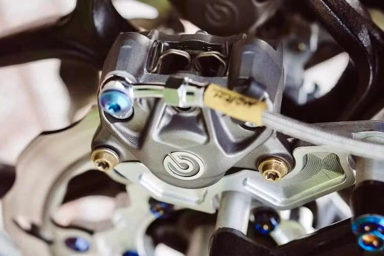 Ở phía sau, hệ thống phanh cũng được nâng cấp với dây dầu Morin, heo Brembo 2 pis đối xứng và đĩa Galfer. Cuối cùng, cây phuộc monoshock Ohlins dành riêng cho Exciter giúp chiếc xe còn ổn định hơn nữa khi đi trên đường.