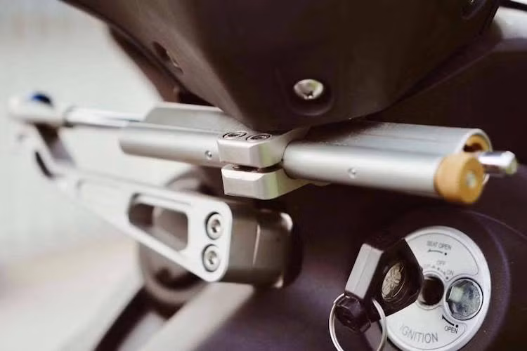 Để khiến cho chiếc xe ổn định hơn khi đi ở tốc độ cao, một cây trợ lực Ohlins tem khắc đã được lắp bên dưới cổ xe. Một phần nhựa gáy của xe đã bị cưa bớt để cây trợ lực có thể gắn gọn gàng trên Exciter.