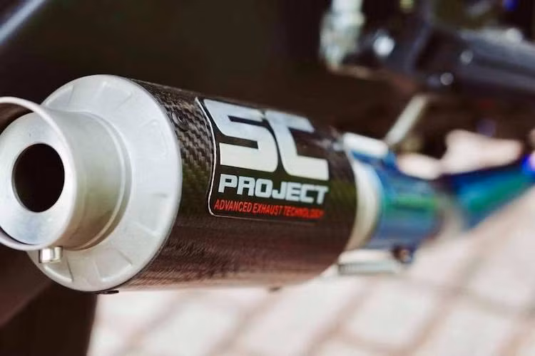 Để "khoe" âm thanh từ động cơ độ, chủ xe đã trang bị cho Exciter cây pô SC Project lon ngắn bằng sợi carbon, đi kèm với cổ pô full titan.