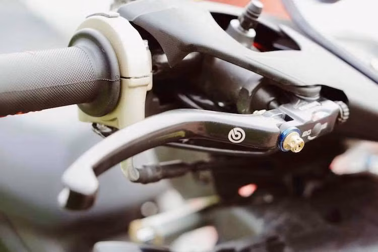 Nằm ở phía trên tay lái của xe, cùm côn dây Brembo đã thay thế cho cùm zin của xe, trong khi bên tay ga là cùm ga cuốn Domino, cùm phanh Brembo RCS 17 và bình dầu ASV. Cả 2 tay nắm của chiếc xe côn tay cỡ nhỏ này đã được thay bằng tay Domino mềm hơn.