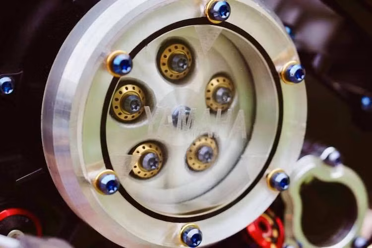 Khối động cơ 150 cc SOHC 4 van nguyên bản của Exciter cũng đã được độ lại để tăng "công lực" với trái piston 62 đi kèm tay biên nguyên bản, lòng trái YCS, kim phun xăng Uma Racing và IC độ Aracer.