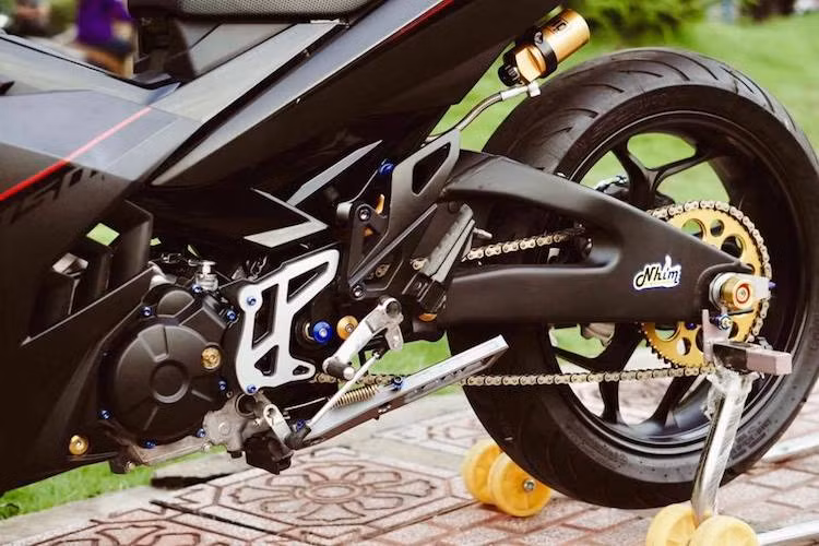 "Dàn chân" phía sau của xe được nâng cấp "khủng" với bộ gắp Yamaha R6 để lắp vừa mâm Asio bản lớn và lốp rộng 160 mm. Toàn bộ hệ nhông-sên-đĩa của xe cũng đã được thay thế.