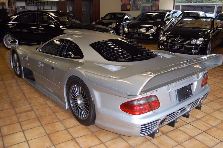 Cũng giống như những chiếc xe đua, CLK GTR sở hữu thân xe cực thấp, cùng các khe hút gió và tản nhiệt lớn nằm ở khắp thân xe. Điểm khác biệt lớn nhất của chiếc xe so với phiên bản đua là cánh đuôi gắn liền với thân thay vì gắn rời.