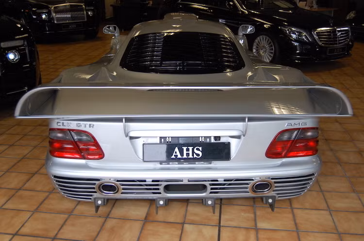 Nằm ở giữa thân xe của CLK GTR là khối động cơ V12 nạp khí tự nhiên đã được nâng dung tích từ 6.0 trên bản đua thành 6.9 lít. Cùng với việc bỏ đi lọc gió giới hạn, chiếc xe có thể đạt công suất tối đa lên tới 604 mã lực cùng mô-men xoắn cực đại 775 Nm - một con số rất lớn vào thập niên 90 và vẫn tương đương với những siêu xe hiện đại ngày nay.
