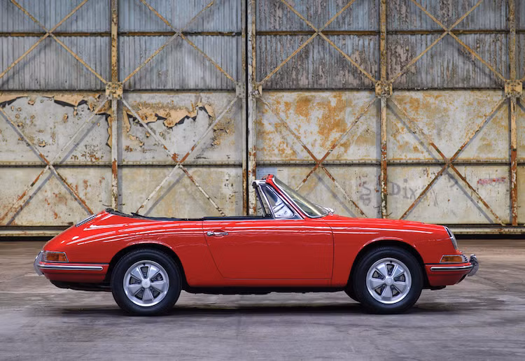 Ban đầu, Porsche đã định đặt tên dòng 911 là 901 tuy nhiên do rắc rối về bản quyền tên gọi với hãng Peugeot, hãng đã buộc phải đổi thành 911. Trên thực tế trong quá trình phát triển thế hệ 901 đầu tiên, Porsche đã tạo ra tổng cộng 13 chiếc xe thử nghiệm. Trong số 13 chiếc xe này, chỉ có duy nhất một chiếc mui trần, và nó chính là chiếc xe mà các bạn đang thấy trong bài viết này.