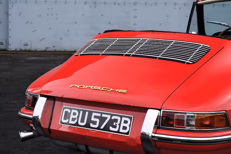 Cũng giống như những chiếc 911 thế hệ đầu tiên và thuộc series "hàng đợt đầu", 901 Cabriolet bản thử nghiệm được trang bị khối động cơ 6 xi-lanh nằm ngang nạp khí tự nhiên với dung tích 1991 cc, đem tới công suất tối đa 128 mã lực.