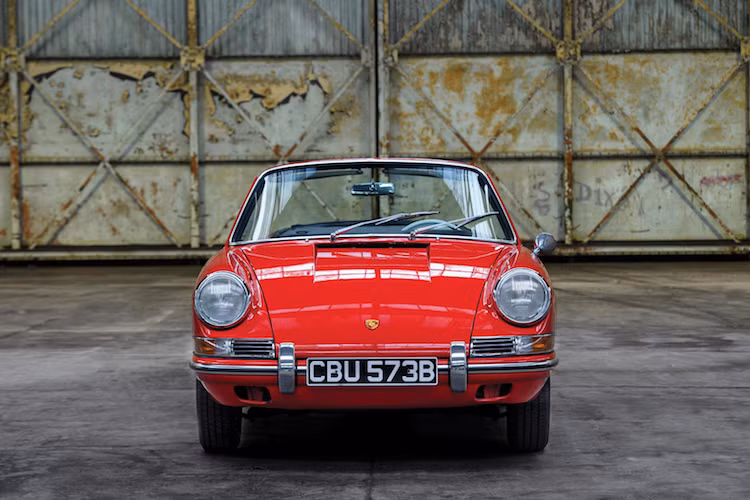 Sức mạnh của động cơ được truyền tới cầu sau thông qua hộp số sàn 4 cấp. Chiếc 901 Cabriolet bản thử nghiệm đầu tiên và duy nhất trên Thế giới này có số chassis 13.360 và có thể coi là một trong những chiếc siêu xe Porsche mang ý nghĩa lịch sử quan trọng nhất còn tồn tại.