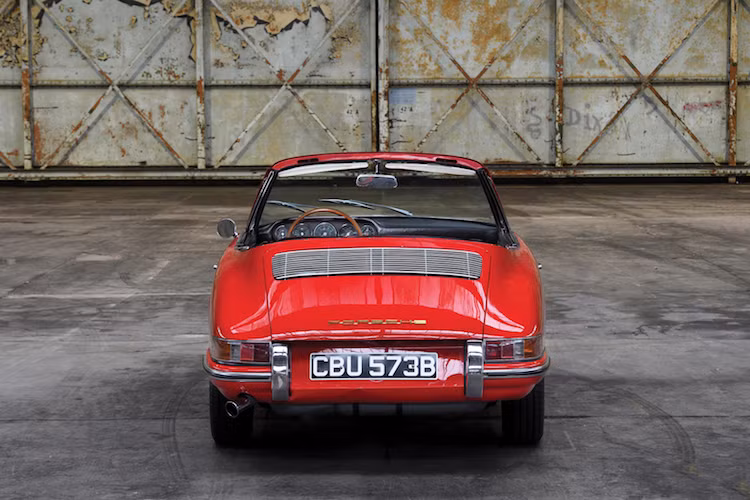 Với độ hiếm và giá trị lịch sử cao của mình, chiếc xe đang được dự đoán giá bán lên tới 1 triệu Euro (tương đương 23,7 tỷ đồng) khi được đưa "lên sàn" đấu giá bởi nhà RM Sotheby's vào 8/2/2017 tới.