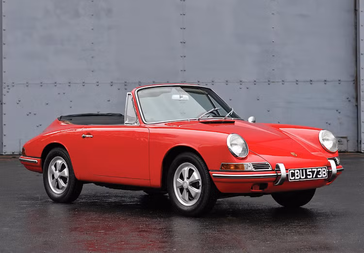 Hiện nay, khách hàng có thể dễ dàng mua được một chiếc Porsche 911 mui trần khi hiện hãng siêu xe Đức có tới tổng cộng 6 phiên bản Cabriolet và 2 bản Targa. Tuy nhiên vào đầu thập niên 60 khi dòng 911 vừa ra mắt và vẫn còn được gọi là 901, Porsche chỉ có duy nhất phiên bản coupe mui kín.