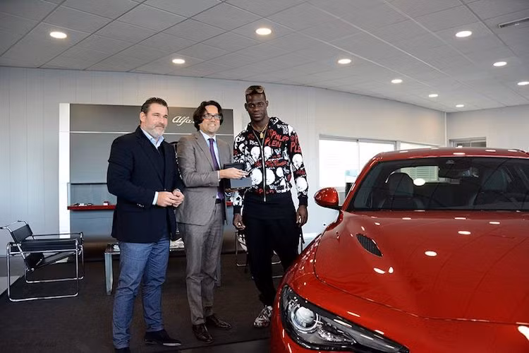Được biết Balotelli đã lái một chiếc xe "hàng khủng" khác tới mua Giulia Quadrifoglio là Audi RS6 Avant. Giulia Quadrifoglio cũng là mẫu sedan mạnh mẽ đầu tiên của Balotelli kể từ khi anh đâm nát một chiếc Audi A8 vào 6 năm trước, khi mới đến chơi cho đội Manchester City.