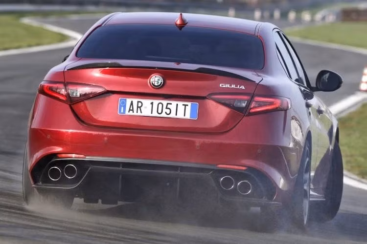 Phiên bản này được tạo ra với mục tiêu "đánh bại" những BMW M3, Mercedes-AMG C63 hay Audi RS4 trong phân khúc sedan thể thao sang trọng hạng trung. Nổi tiếng với những thiết kế đẹp mắt, Giulia Quadrifoglio thế hệ mới không làm "hổ danh" thương hiệu Alfa Romeo với những mảng thân xe "bốc lửa" đầy quyến rũ và đậm chất Ý.