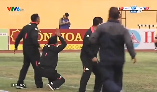 Vai lay trong tai, BHL Ha Noi FC co bi phat nang?