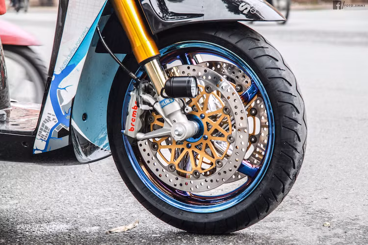 Trong đó, cặp phuộc trước nguyên bản vốn đã rất êm ái của SH đã bị loại bỏ, thay vào đó là cây phuộc USD Ohlins như những dòng môtô PKL cao cấp, nhưng được cắt ngắn lại để vừa với SH. Chiếc xe cũng đã được độ lên hệ thống phanh đĩa kép ở phía trước, sử dụng đĩa PKL và heo Brembo monobloc. Nằm trên phuộc còn có thêm một đèn trợ sáng LED L4.