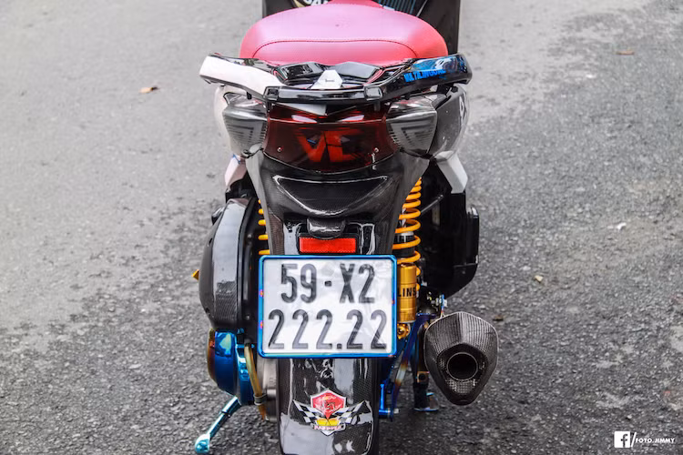 Toàn bộ dàn đèn hậu phía sau của xe cũng đã được chế LED hiện đại như những dòng xe Audi. Tương xứng với đẳng cấp của chiếc SH này, biển số của xe cũng "đẹp khó tin" với "lục quý" 59-X2 222.22.